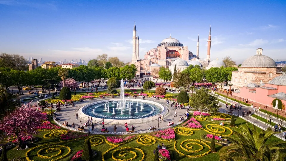 Skip-the-Line Basilica Cistern Tour & Guided Visit to Hagia Sophia & Blue Mosque - Image 1